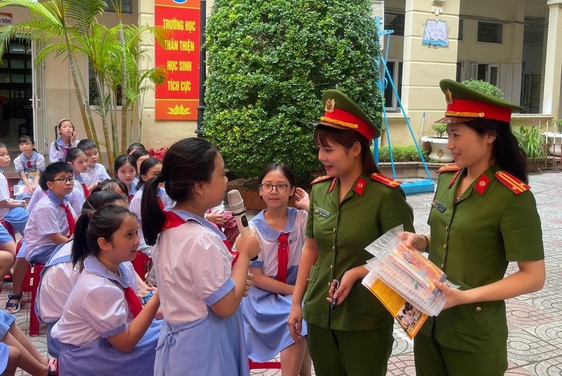 Công an Quận Hồng Bàng tuyên truyền ATGT tới hơn 1.000 học sinh 